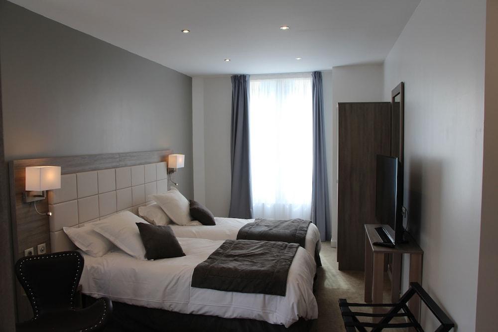 Hotel L'Esturgeon พัวส์ซี ภายนอก รูปภาพ