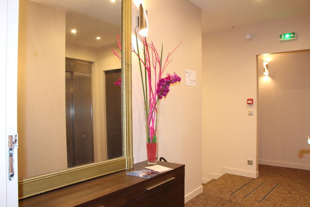 Hotel L'Esturgeon พัวส์ซี ภายนอก รูปภาพ