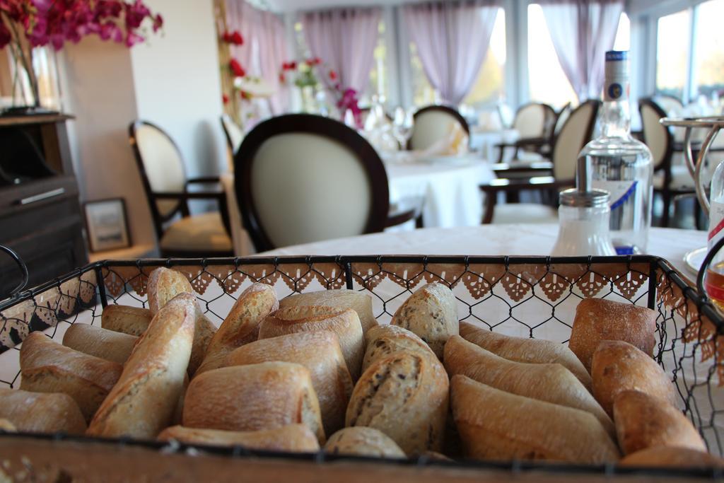Hotel L'Esturgeon พัวส์ซี ภายนอก รูปภาพ