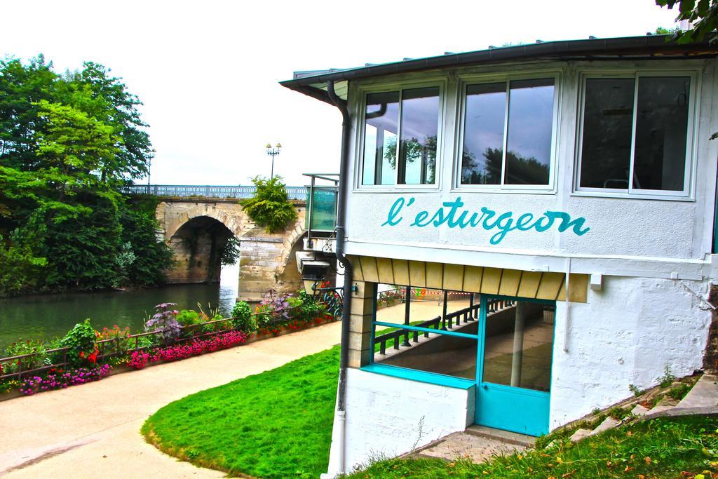 Hotel L'Esturgeon พัวส์ซี ภายนอก รูปภาพ