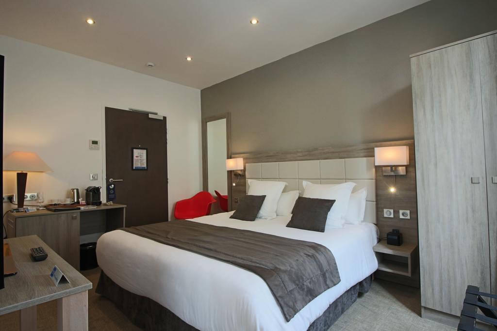Hotel L'Esturgeon พัวส์ซี ภายนอก รูปภาพ