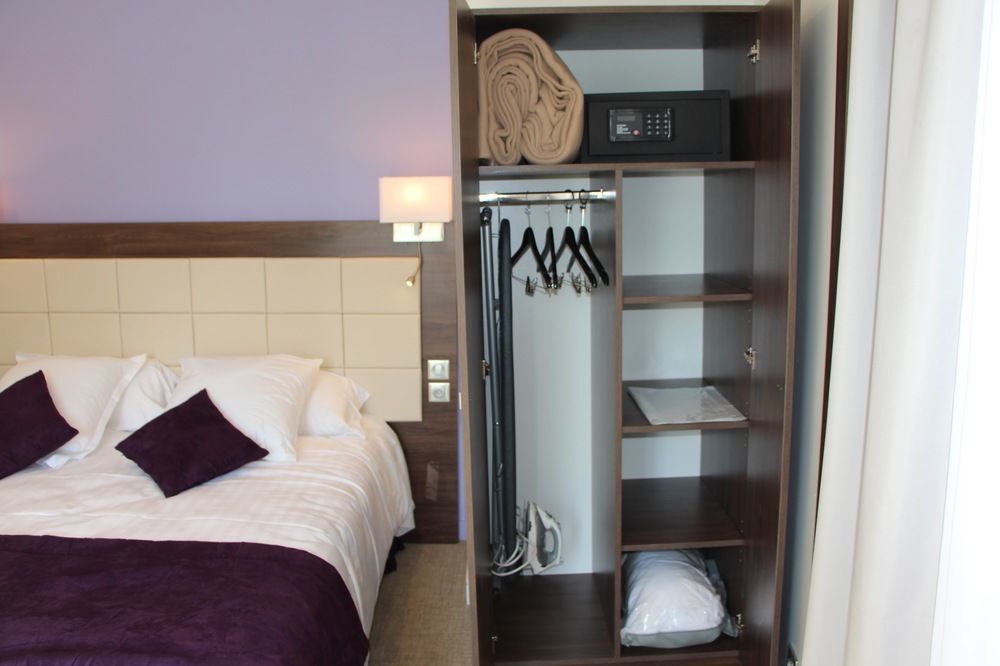 Hotel L'Esturgeon พัวส์ซี ภายนอก รูปภาพ