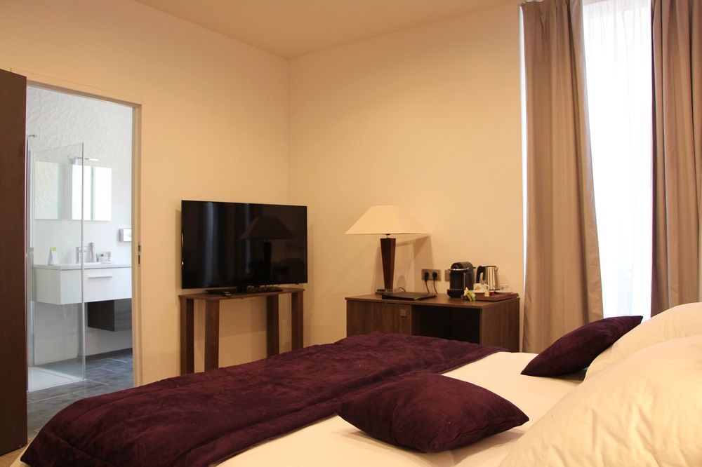 Hotel L'Esturgeon พัวส์ซี ภายนอก รูปภาพ