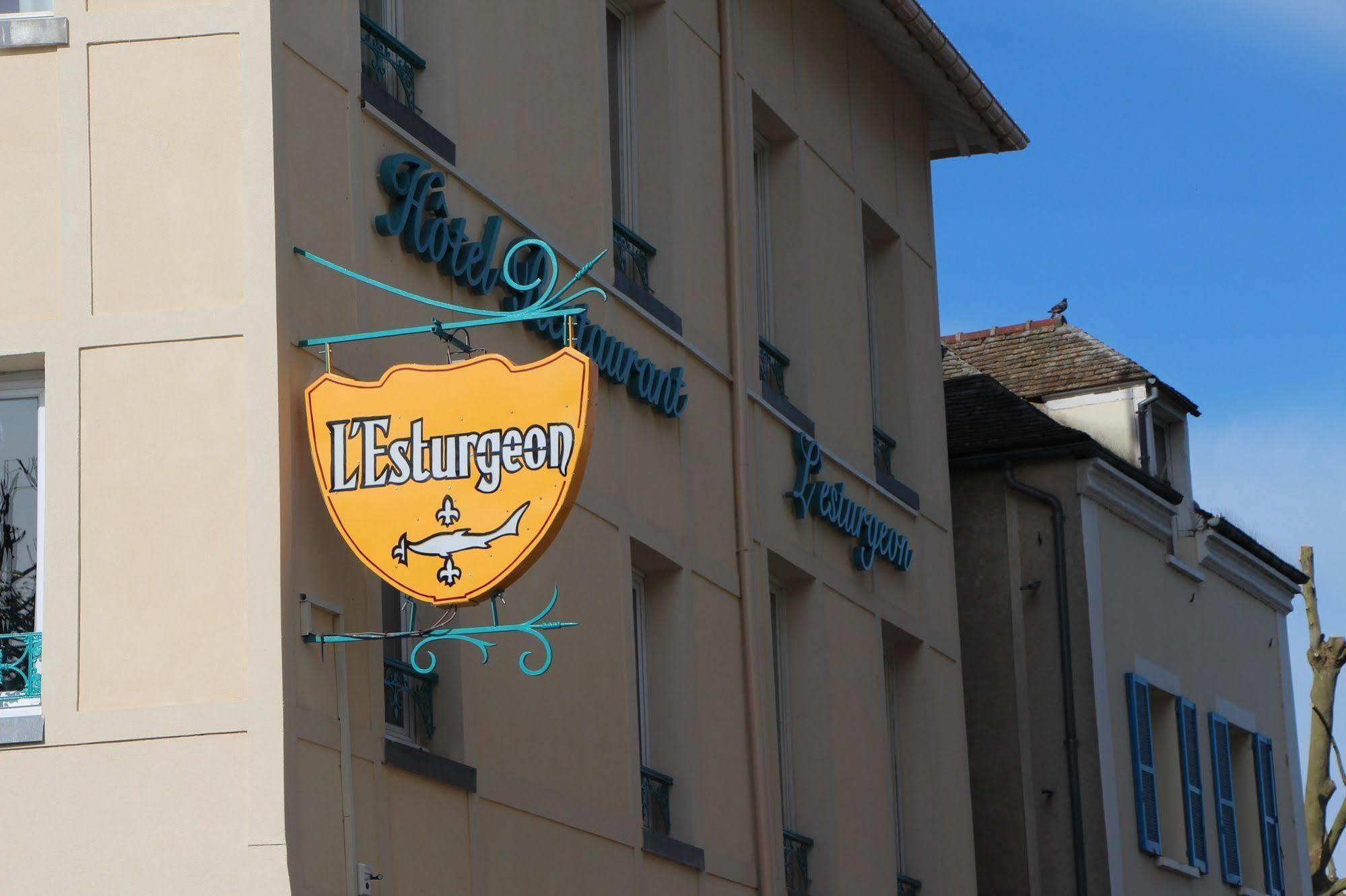 Hotel L'Esturgeon พัวส์ซี ภายนอก รูปภาพ
