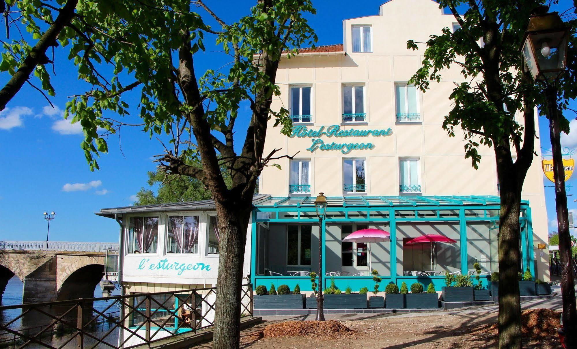 Hotel L'Esturgeon พัวส์ซี ภายนอก รูปภาพ