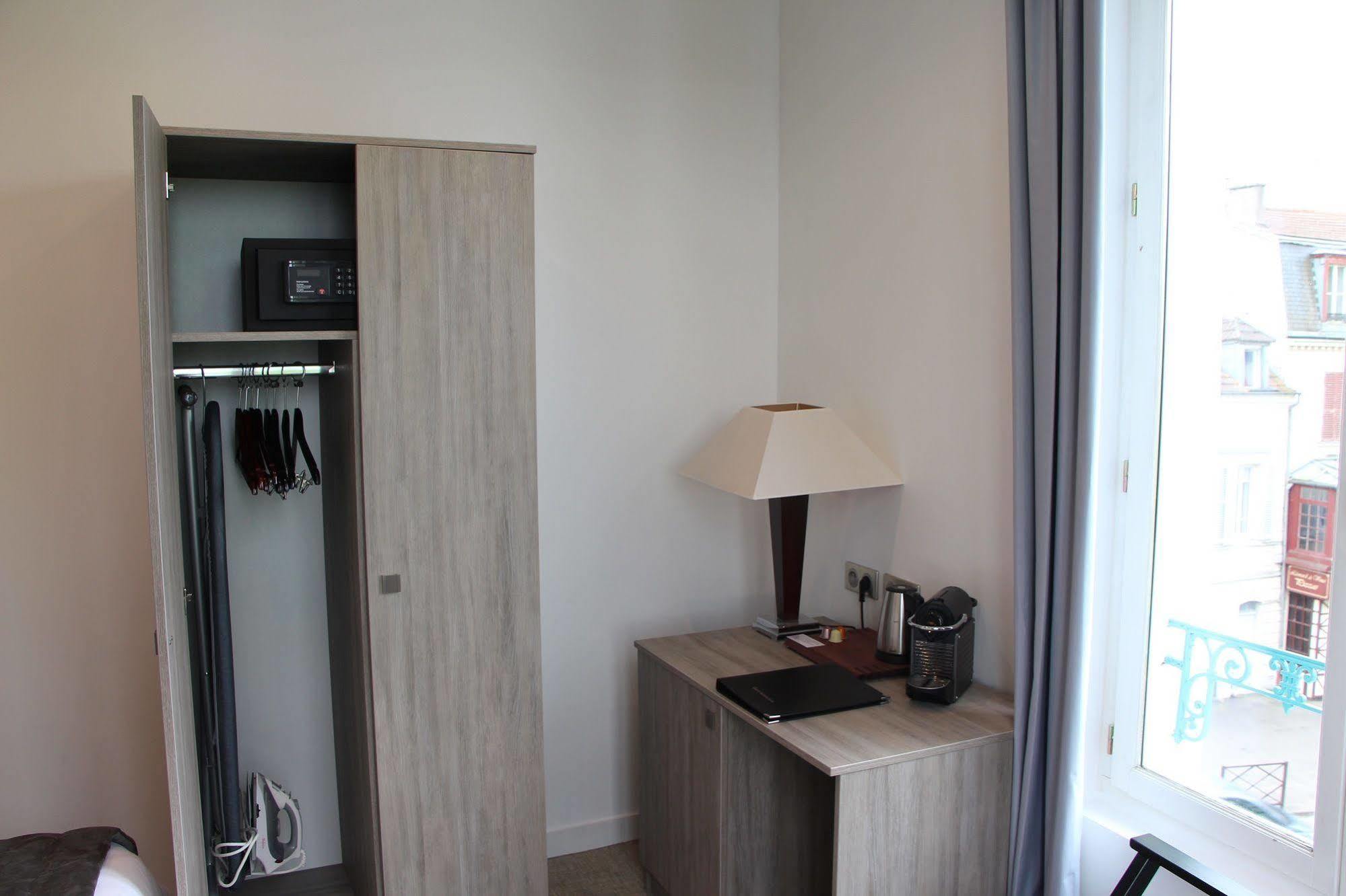 Hotel L'Esturgeon พัวส์ซี ภายนอก รูปภาพ