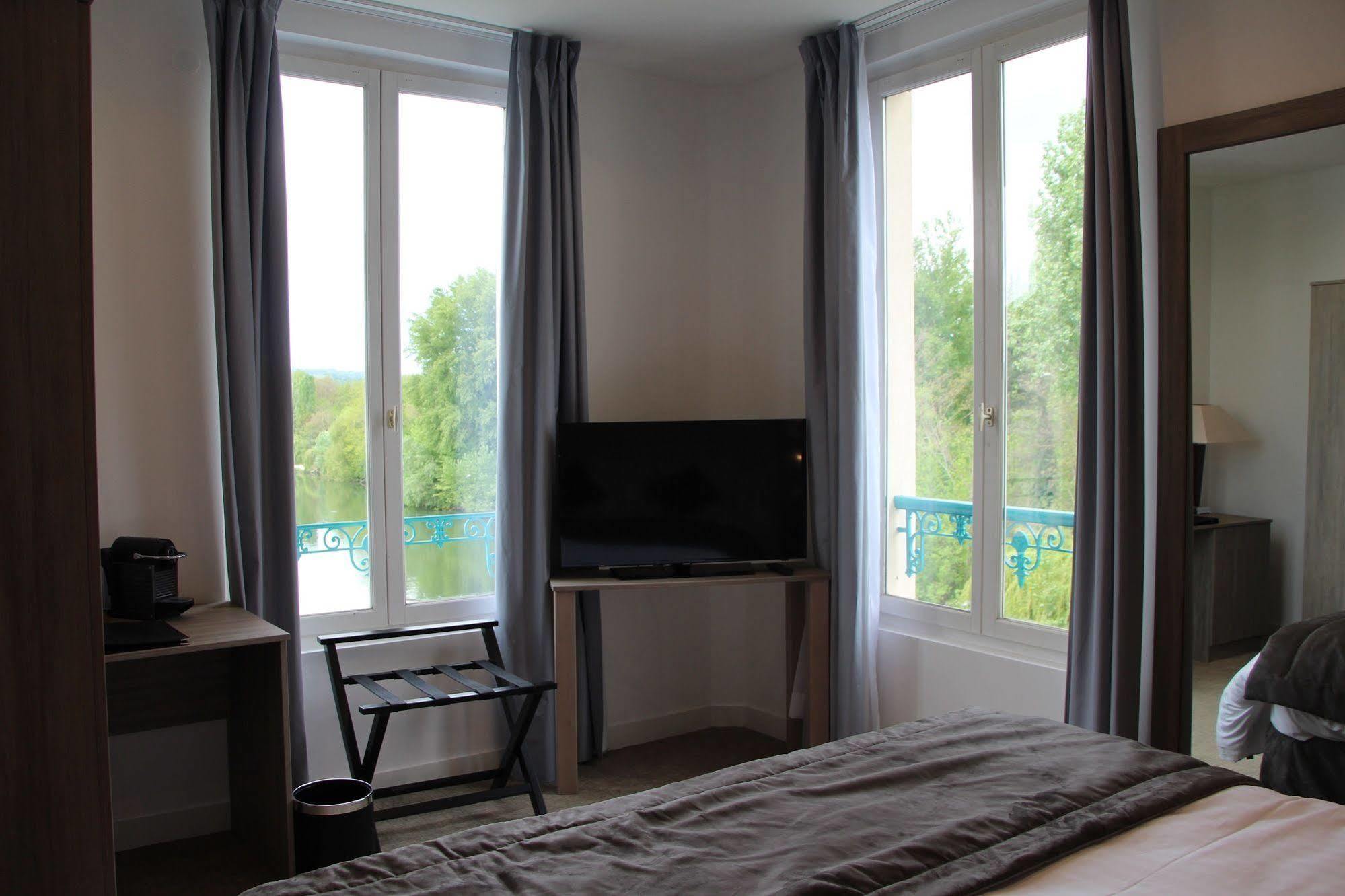 Hotel L'Esturgeon พัวส์ซี ภายนอก รูปภาพ