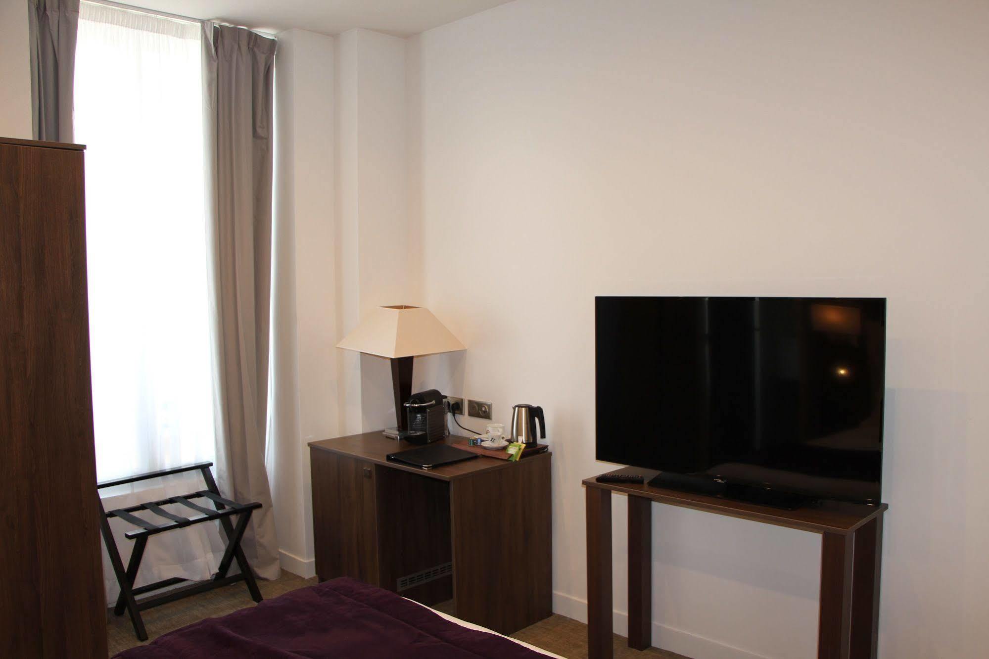 Hotel L'Esturgeon พัวส์ซี ภายนอก รูปภาพ