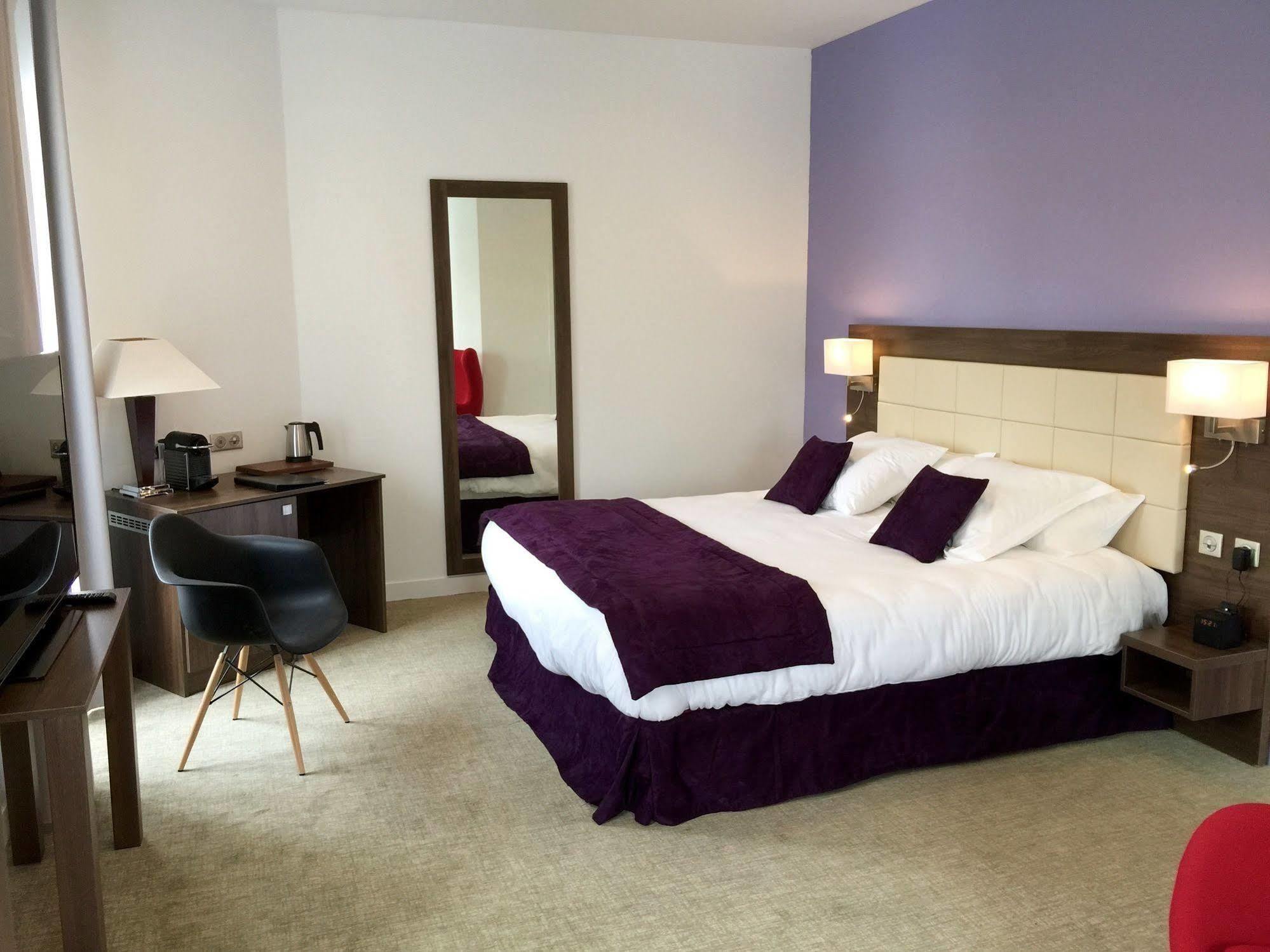Hotel L'Esturgeon พัวส์ซี ภายนอก รูปภาพ