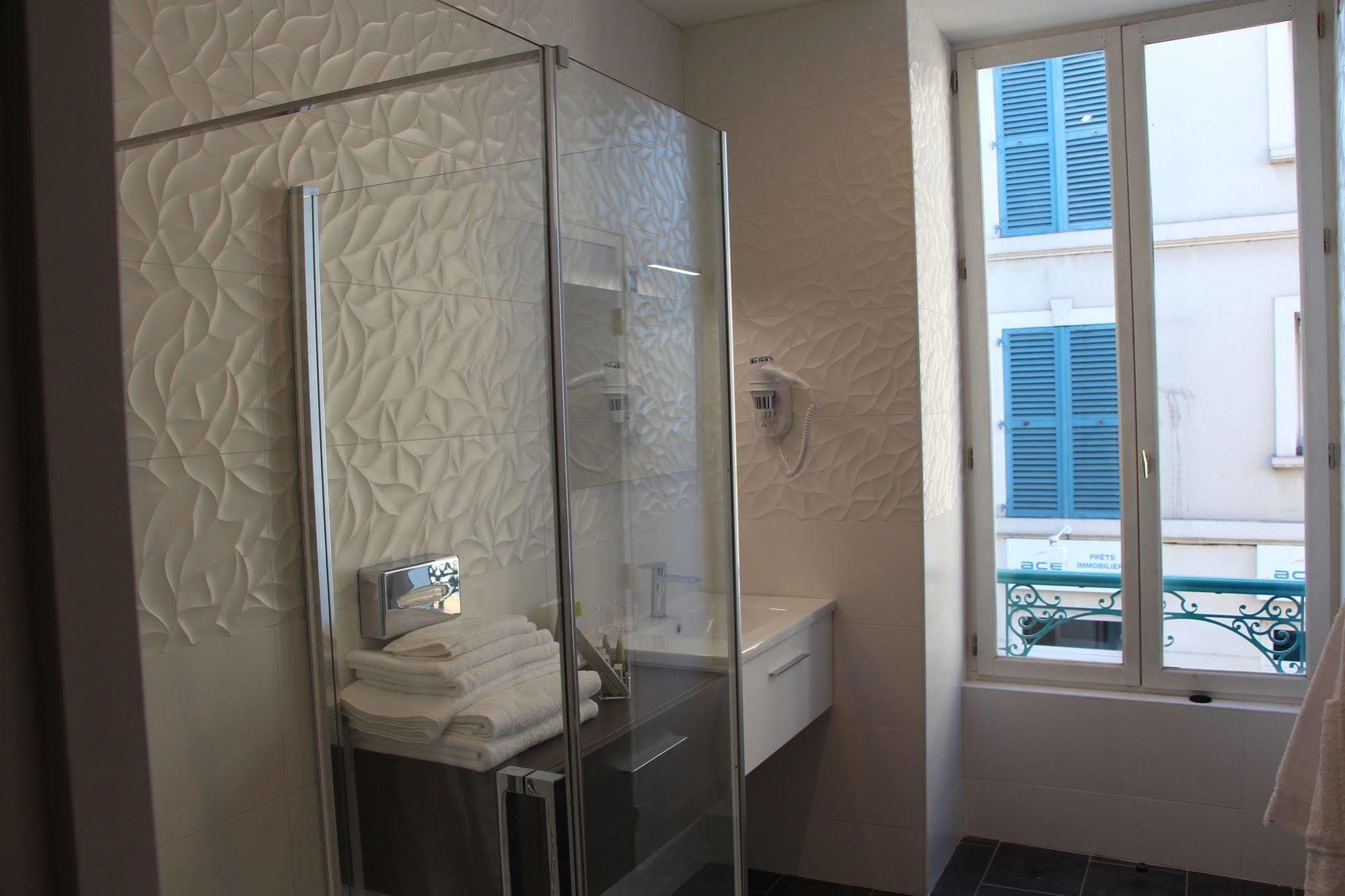 Hotel L'Esturgeon พัวส์ซี ภายนอก รูปภาพ