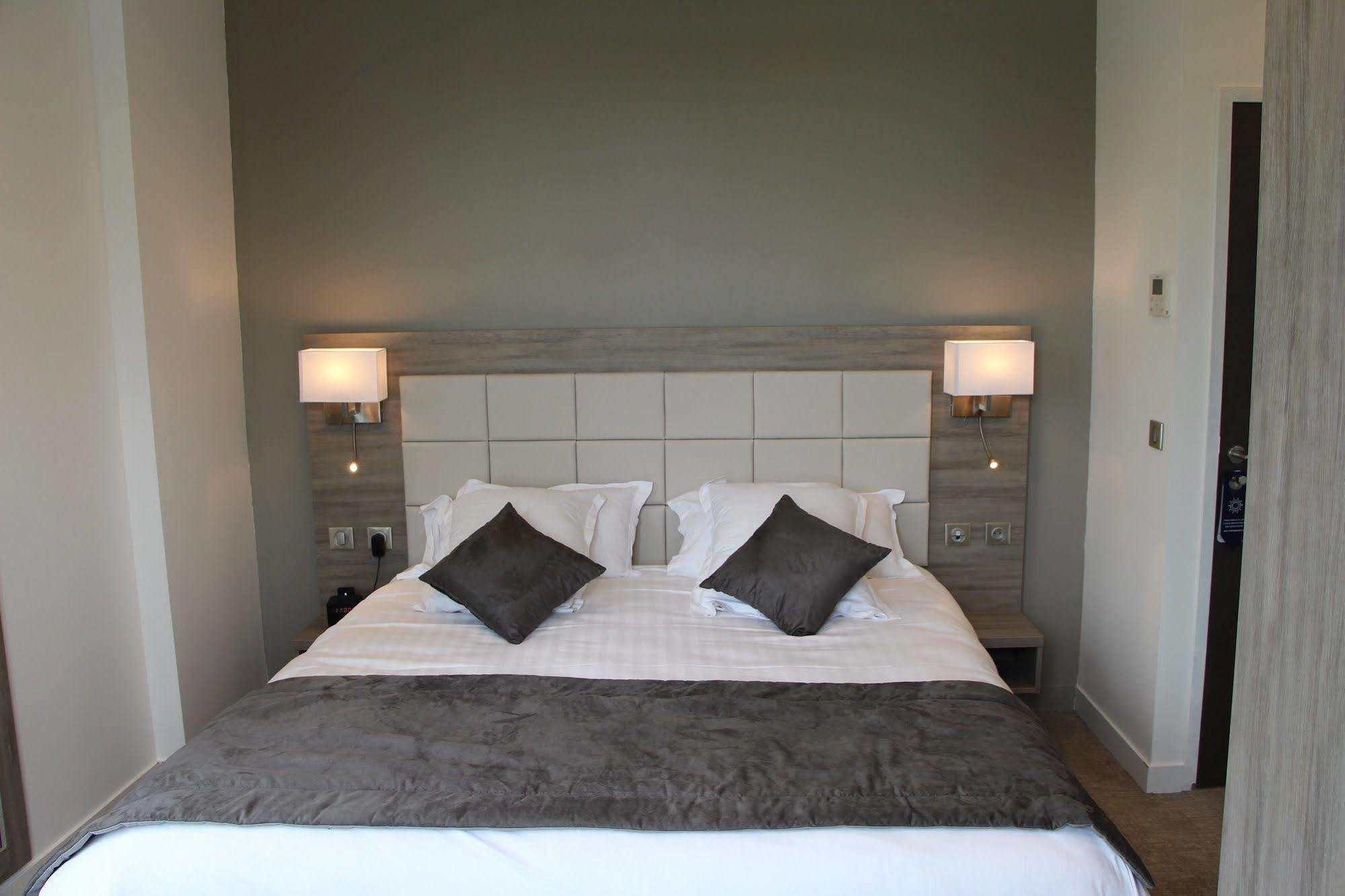 Hotel L'Esturgeon พัวส์ซี ภายนอก รูปภาพ