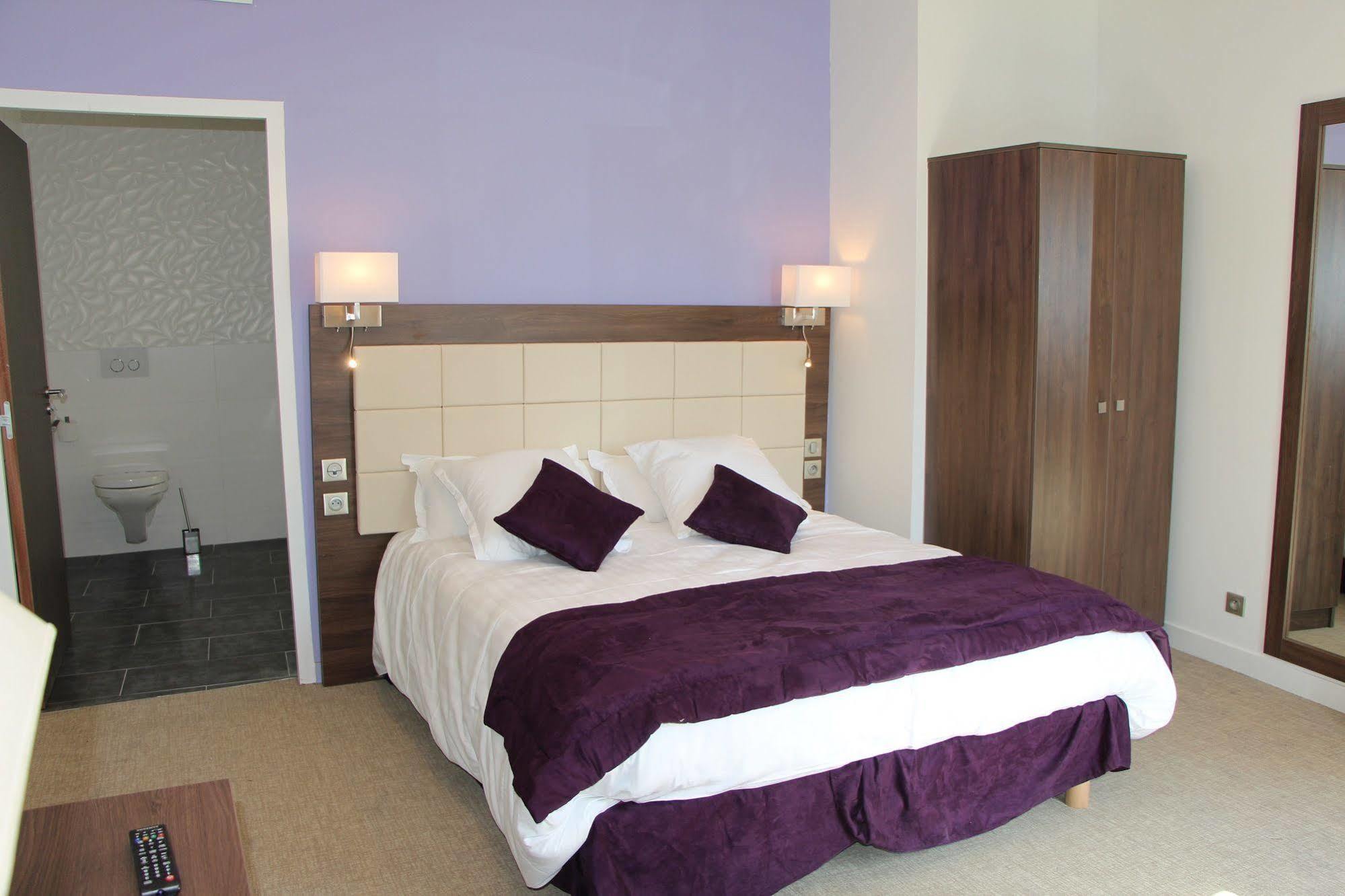Hotel L'Esturgeon พัวส์ซี ภายนอก รูปภาพ