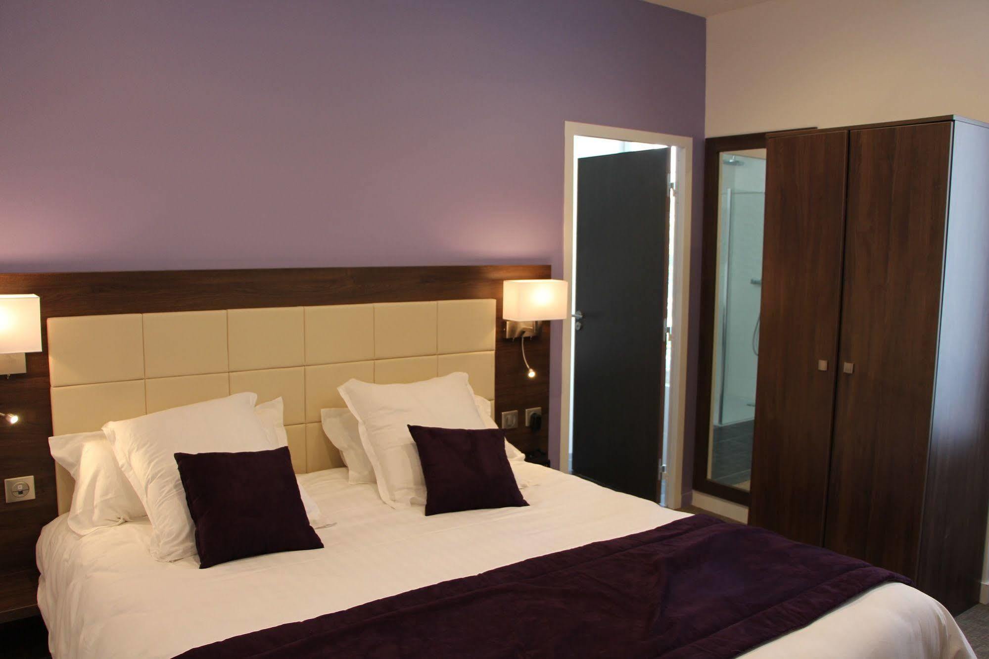 Hotel L'Esturgeon พัวส์ซี ภายนอก รูปภาพ