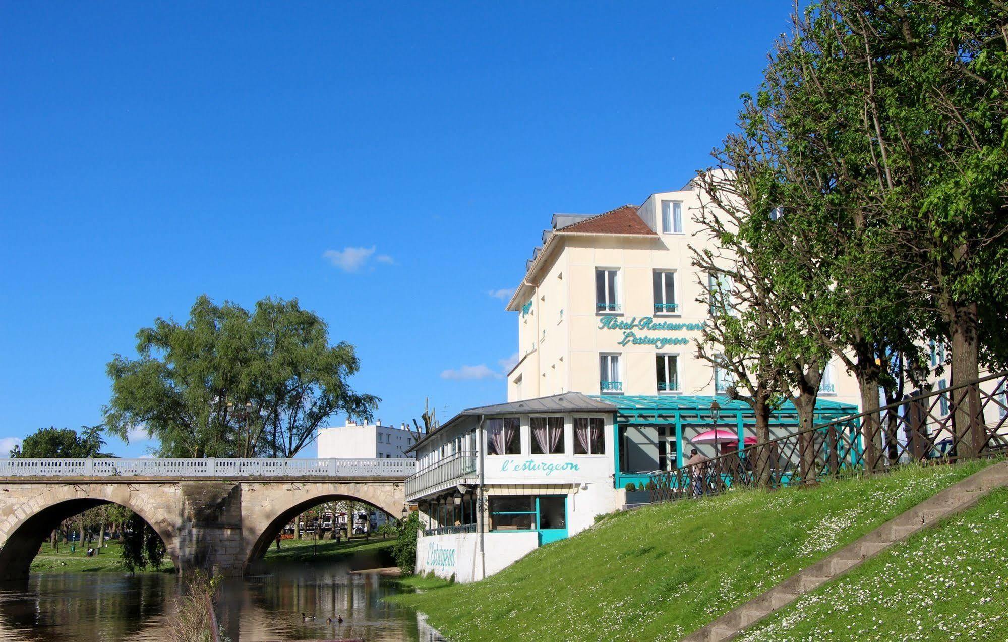 Hotel L'Esturgeon พัวส์ซี ภายนอก รูปภาพ